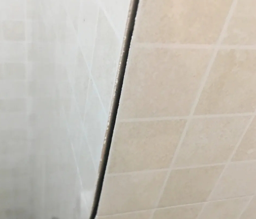 集宁瓷砖空鼓维修公司分享阳台瓷砖脱落的修复过程可以分为以下几个步骤